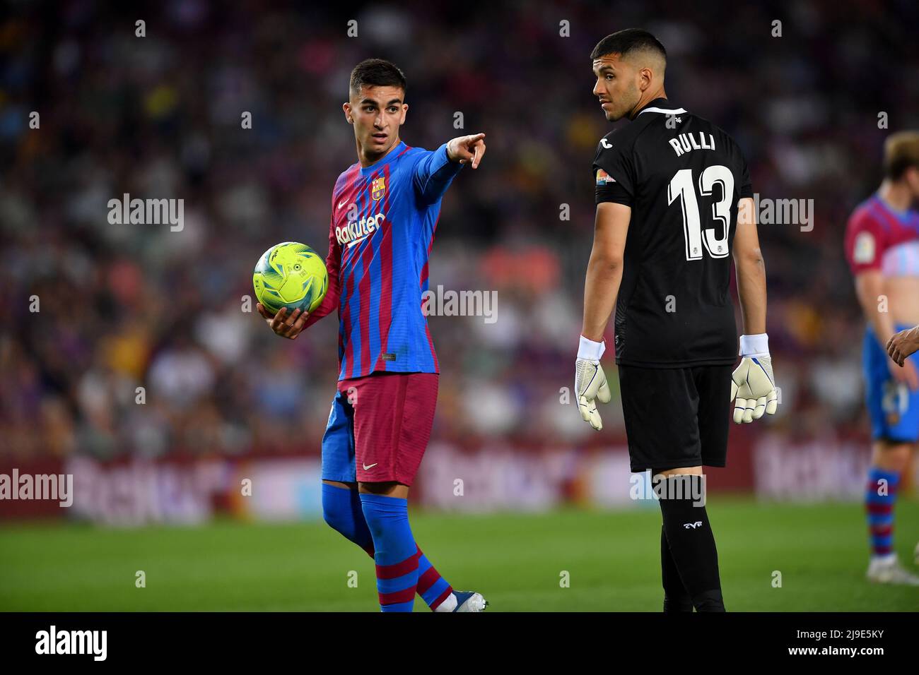 Barcellona, Spagna. 22nd maggio 2022. FC BARCELONA / VILLAREAL CF Barcelona, Spagna. Maggio 22, 2022. Ferran Torres (19) del FC Barcelona e Rulli (13) portiere di Villarreal CF durante la partita spagnola la Liga tra FC Barcelona e Villareal CF allo stadio Camp Nou. Credit: Rosdemora/Alamy Live News Foto Stock