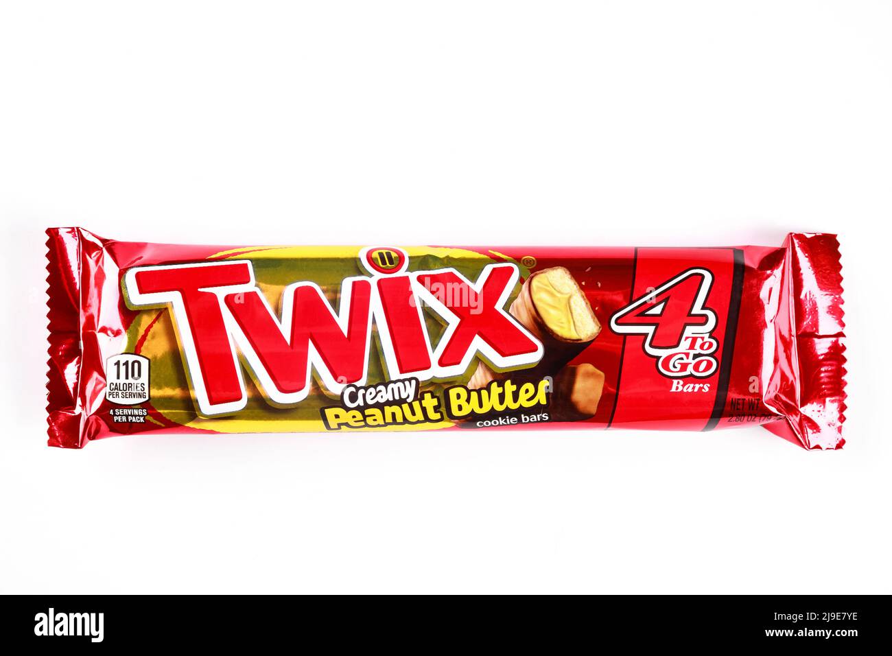 Biscotti Twix ricoperti di cioccolato al latte isolato su sfondo bianco. Foto Stock