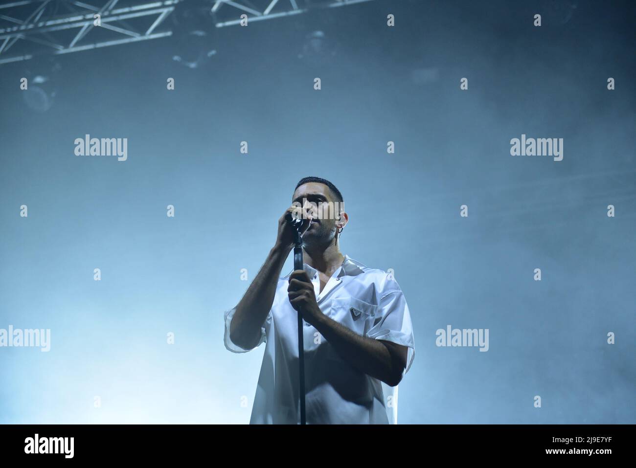 22 maggio 2022, Napoli, Italia: Il cantante e lirico italiano Alessandro Mahmoud, noto come Mahmood, si esibisce a Napoli con il suo tour Ghettolimpo Tour (Credit Image: © Paola Visone/Pacific Press via ZUMA Press Wire) Foto Stock