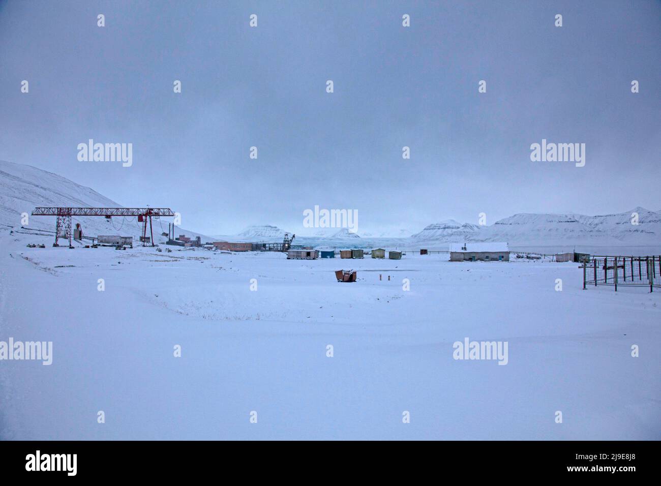 Edifici abbandonati presso l'ex insediamento minerario sovietico di Pyramiden a Svalbard. Pyramiden fu chiusa nel 1998 e fu in gran parte abbandonata. I minatori provenivano principalmente dalla regione di Donbas, nell'Ucraina orientale. (Foto di Joe M o'Brien / SOPA Images/Sipa USA) Foto Stock