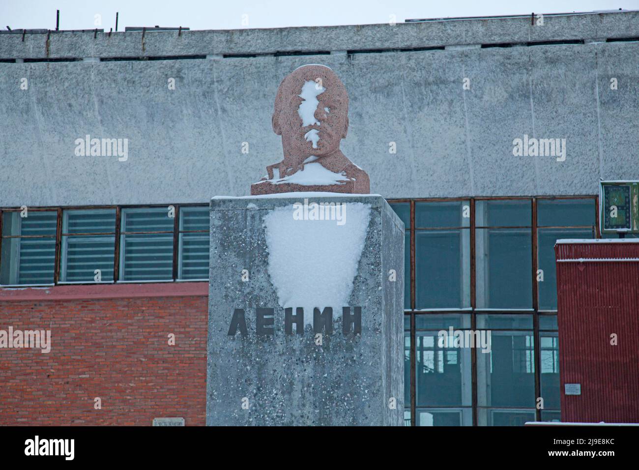 La statua di Lenin più a nord del mondo presso l'ex insediamento sovietico delle miniere di carbone di Pyramiden a Svalbard. Pyramiden fu chiusa nel 1998 e fu in gran parte abbandonata. I minatori provenivano principalmente dalla regione di Donbas, nell'Ucraina orientale. (Foto di Joe M o'Brien / SOPA Images/Sipa USA) Foto Stock