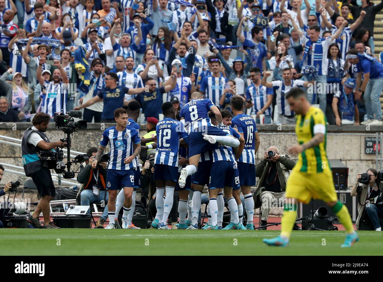 Oeiras. 22nd maggio 2022. I giocatori del FC Porto festeggiano per gol durante la partita di calcio finale della Coppa del Portogallo tra il FC Porto e il CD Tondela allo stadio Jamor National di Oeiras, Portogallo, il 22 maggio 2022. Credit: Pedro Fiuza/Xinhua/Alamy Live News Foto Stock