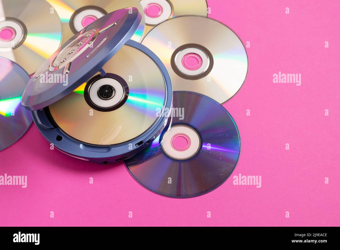 Lettore CD portatile compatto personale con sfondo rosa brillante. Vista dall'alto Foto Stock