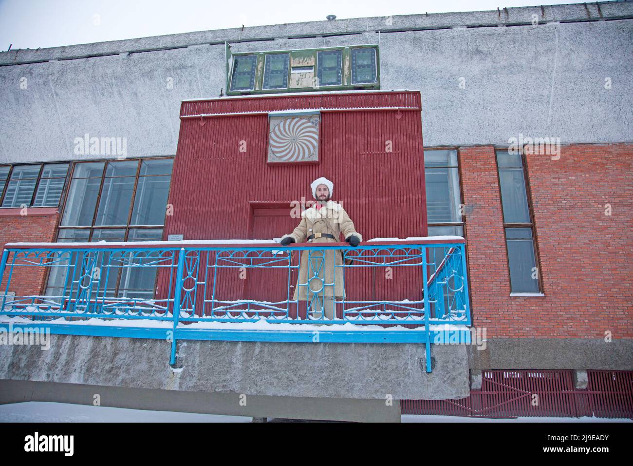 15 ottobre 2015, Svalbard, Norvegia: Guida Sacha Romanovsky da San Pietroburgo, Russia si trova di fronte al 'Palazzo Culturale' (centro ricreativo) . Pyramiden fu chiusa nel 1998 e fu in gran parte abbandonata. I minatori provenivano principalmente dalla regione di Donbas, nell'Ucraina orientale. (Credit Image: © Joe M o'Brien/SOPA Images via ZUMA Press Wire) Foto Stock