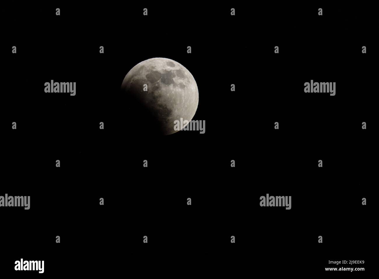 Luna e stelle nel cielo durante l'eclissi totale della luna 15 maggio 2022 Foto Stock
