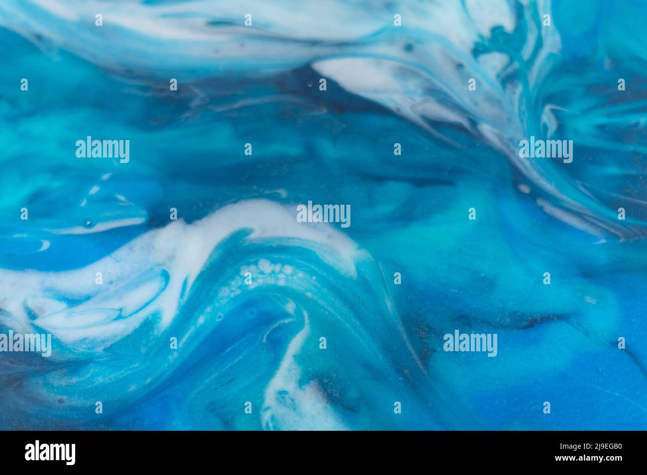 Resina epossidica art. Texture of blue and white paint. Arte fluida, kintsugi. Primo piano Foto Stock
