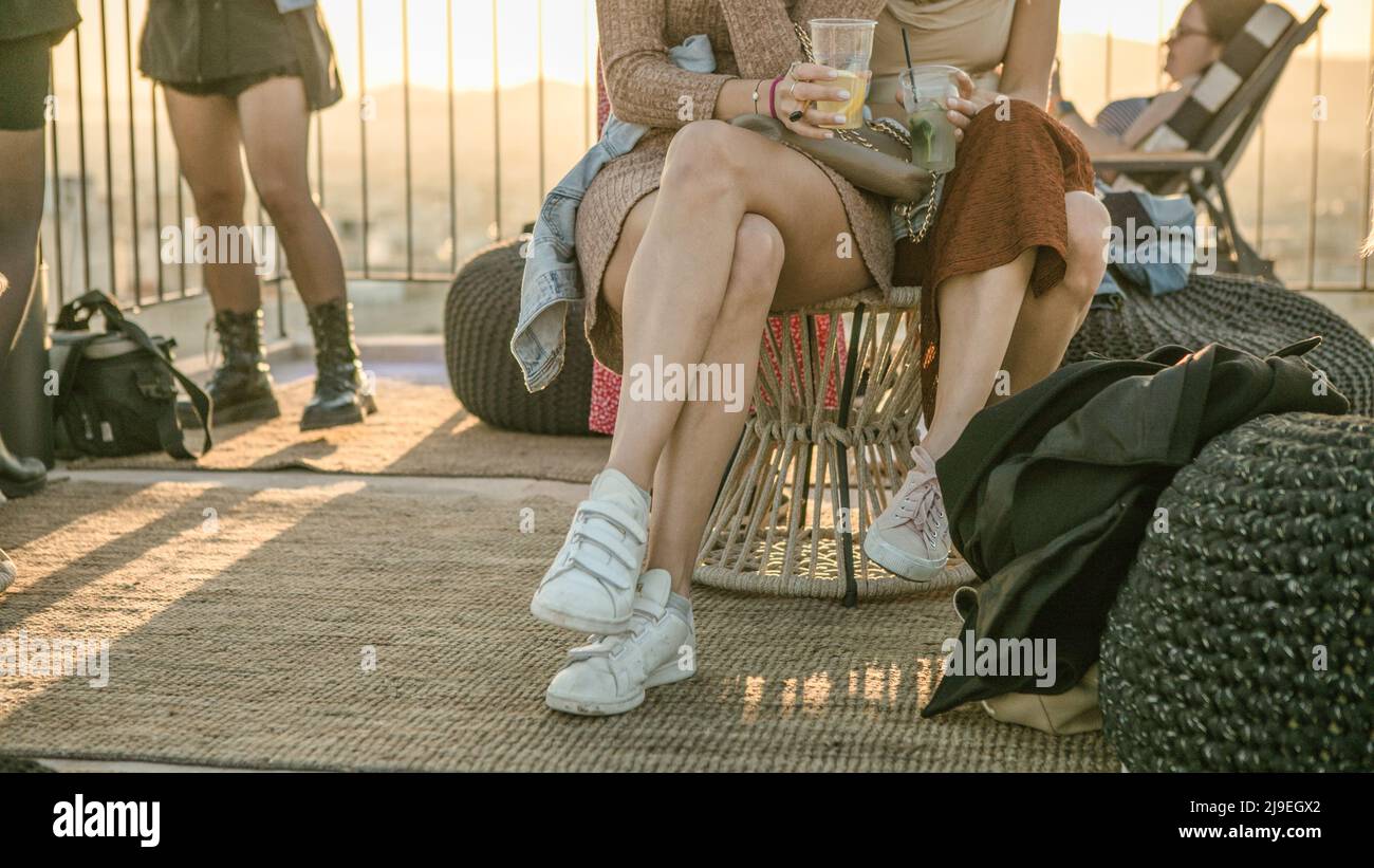 Giorno di Galentine. Festa di Slumber. Estate picnic Party Ideas, raduno all'aperto con gli amici. Giovani donne ragazza amici bere vino, ridere, divertirsi Foto Stock