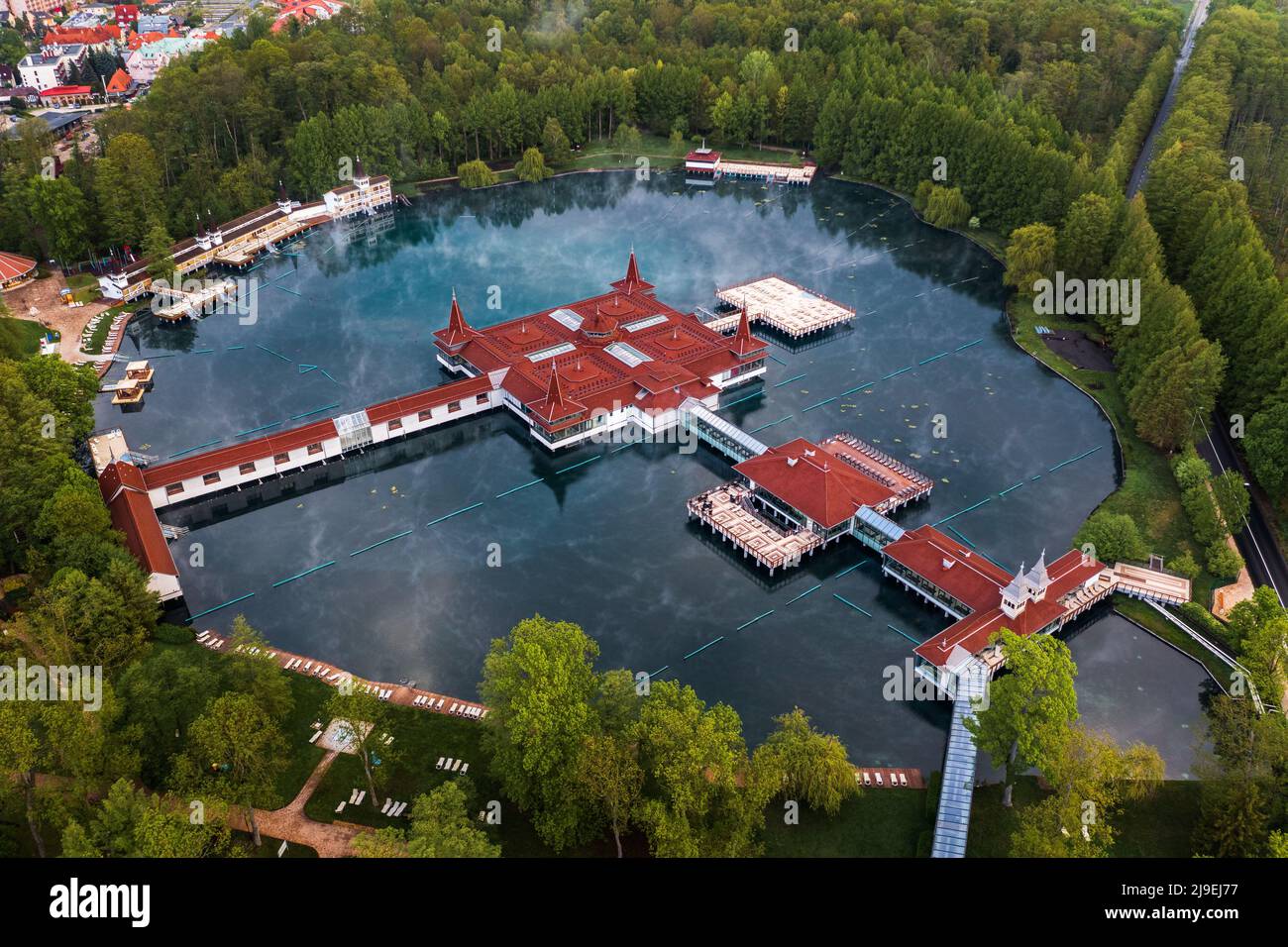 Heviz, Ungheria - veduta aerea del Lago Heviz, il secondo lago termale più grande del mondo e meta di villeggiatura termale nella contea di Zala in estate mattina Foto Stock