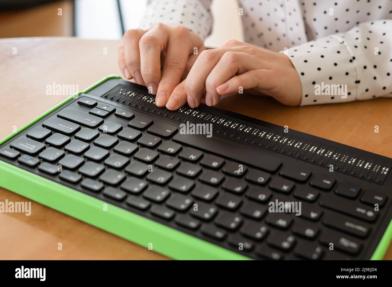 Una donna cieca utilizza un computer con un display Braille e una tastiera  per computer. Dispositivo incluso Foto stock - Alamy