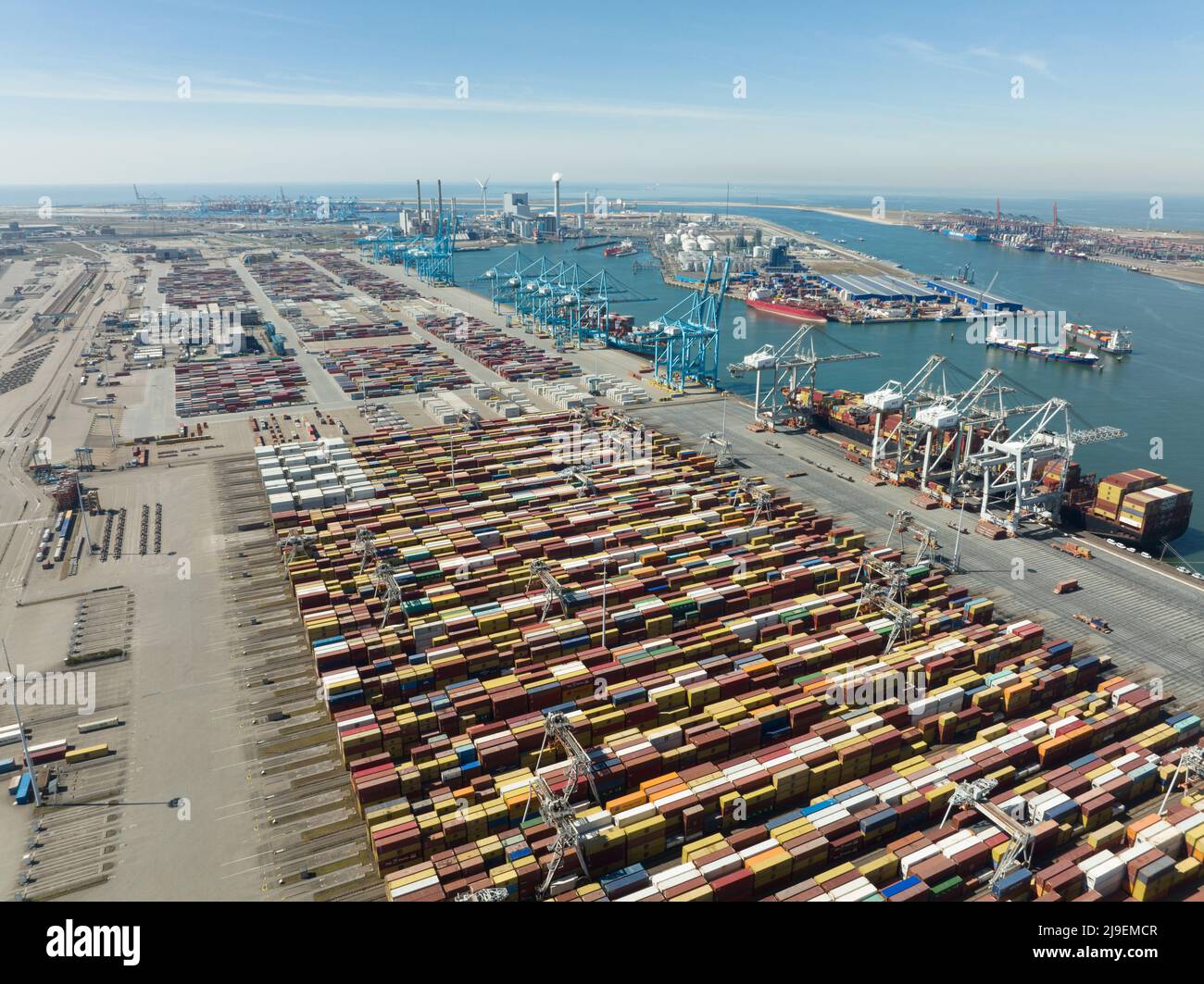 Rotterdam, 18th aprile 2022, Paesi Bassi. Terminal container nave logistica carico e scarico porto commerciale di importazione ed esportazione Foto Stock