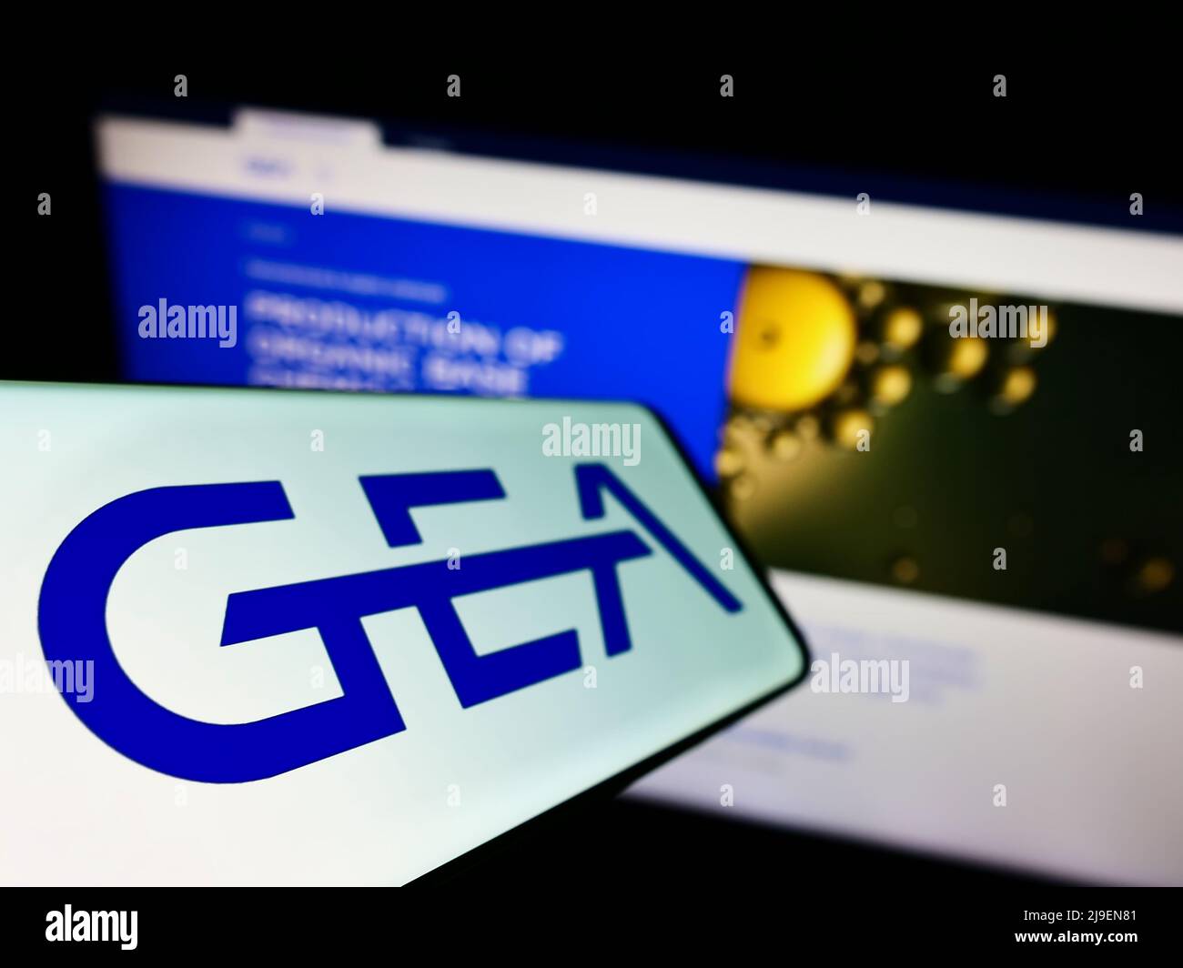 Smartphone con logo della società tedesca di trasformazione alimentare GEA Group AG sullo schermo di fronte al sito Web aziendale. Mettere a fuoco sulla sinistra del display del telefono. Foto Stock