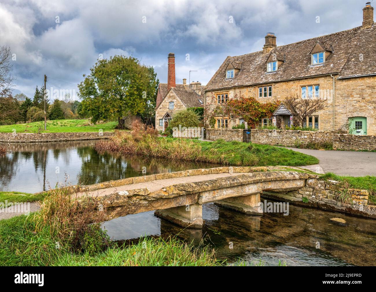Bridge, Cottage e Mill a Lower Slaughter Gloucestershire Foto Stock