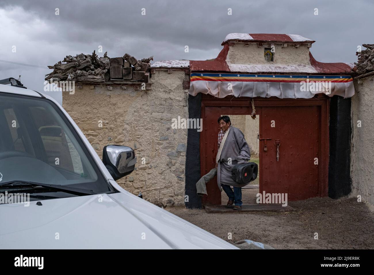 (220523) -- DAMXUNG, 23 maggio 2022 (Xinhua) -- Lodro si prepara per la proiezione di film nel villaggio di Latog, Contea di Damxung di Lhasa, regione autonoma del Tibet della Cina sudoccidentale, 20 maggio 2022. Residente nella contea di Damxung di Lhasa, Lodro è un proiezionista rurale di cinema all'aperto senza scopo di lucro. Dal 1985, Lodro ha viaggiato in quasi duecento villaggi sulle praterie del nord del Tibet. Per il pubblico in aree remote, Lodro ha ripetuto più volte le procedure di film-screening, impostando lo schermo e lo stereo, controllando e trouble-shooting il generatore e proiettore, preparando per la proiezione, Foto Stock