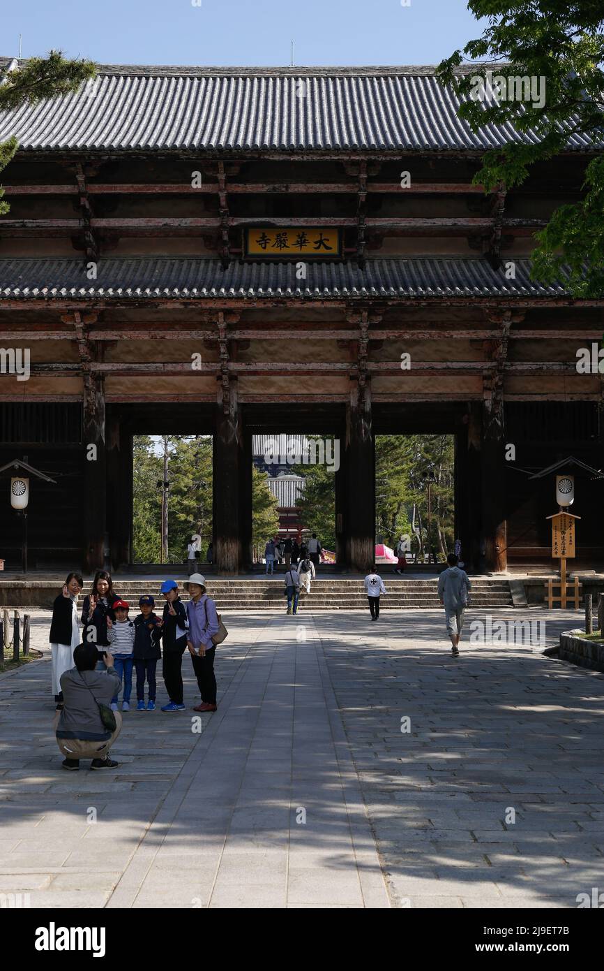 nara, giappone, 2022/05/05 , tempio Tōdai-ji nel parco di Nara durante la settimana d'oro 2022 a Nara, Giappone. Tōdai-ji (Grande Tempio Orientale) è un tempio buddista Foto Stock