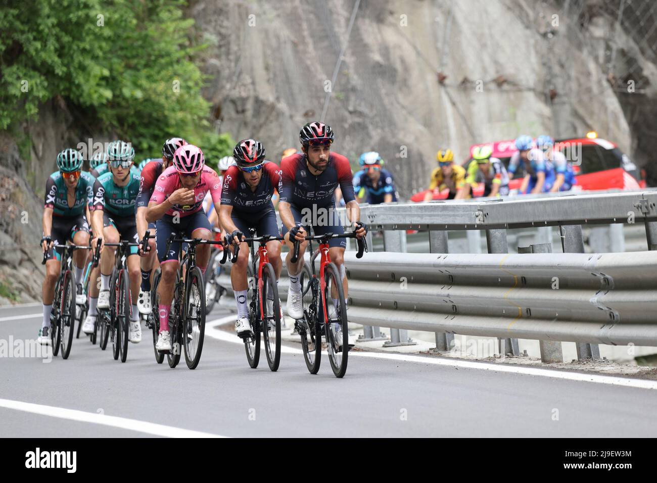 Cogne, Cogne, Italia, 22 maggio 2022, Il grande gruppo in strada per Cogne, in testa Richard Carapaz e il team Ineos Grenadiers durante la tappa 15 - Rivarolo Canavese - Cogne - giro d'Italia Foto Stock