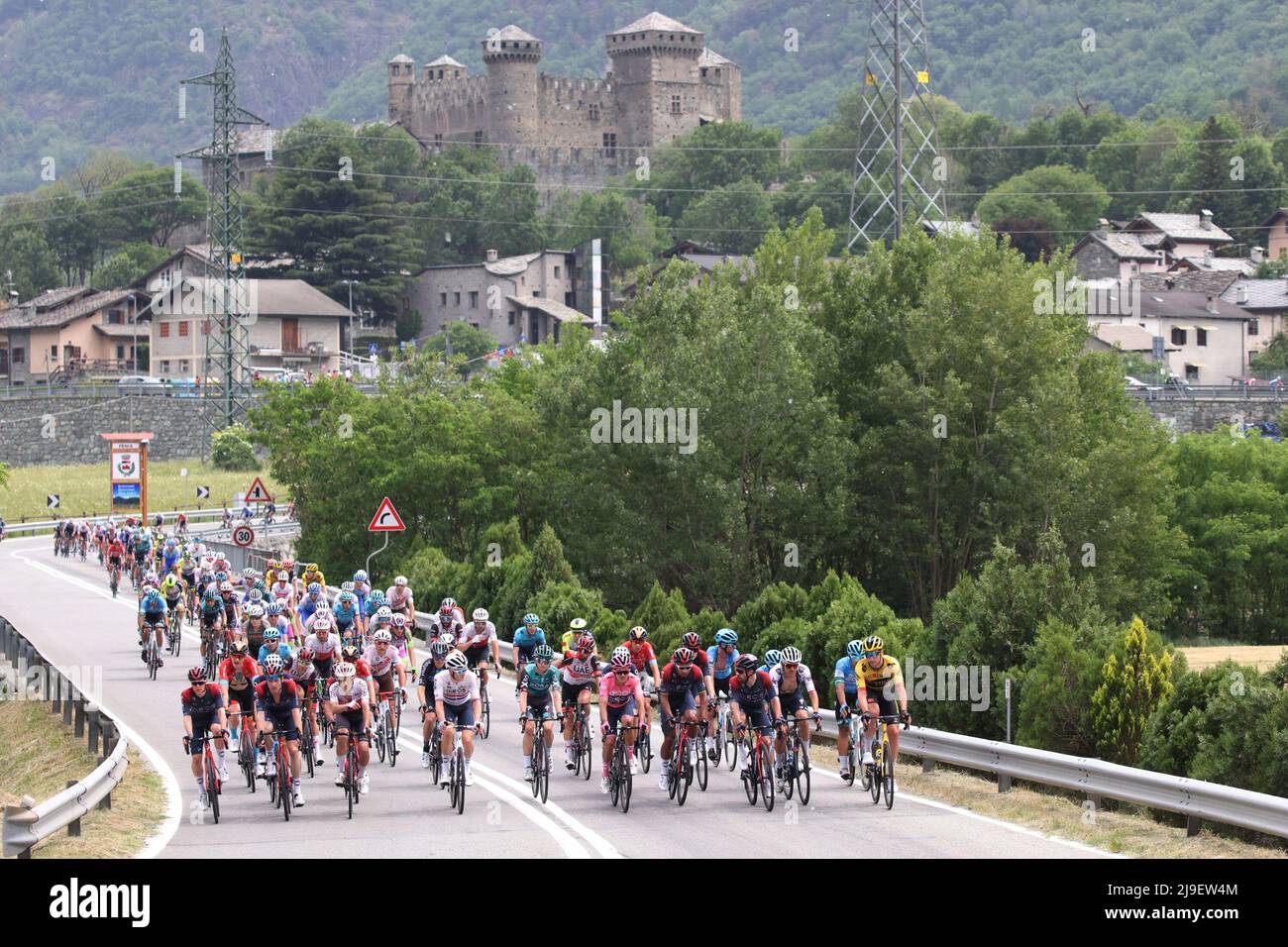 Cogne, Cogne, Italia, 22 maggio 2022, Il grande gruppo nei pressi del Castello di Fenis durante la fase 15 - Rivarolo Canavese - Cogne - giro d'Italia Foto Stock