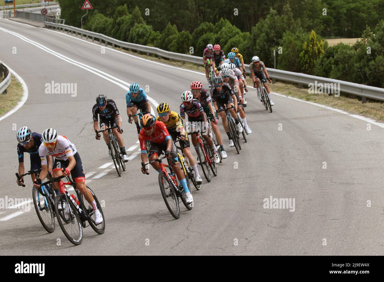 Cogne, Cogne, Italia, 22 maggio 2022, Giulio Ciccone (Trek Segafredo) in testa al gruppo durante la tappa 15 - Rivarolo Canavese - Cogne - giro d'Italia Foto Stock