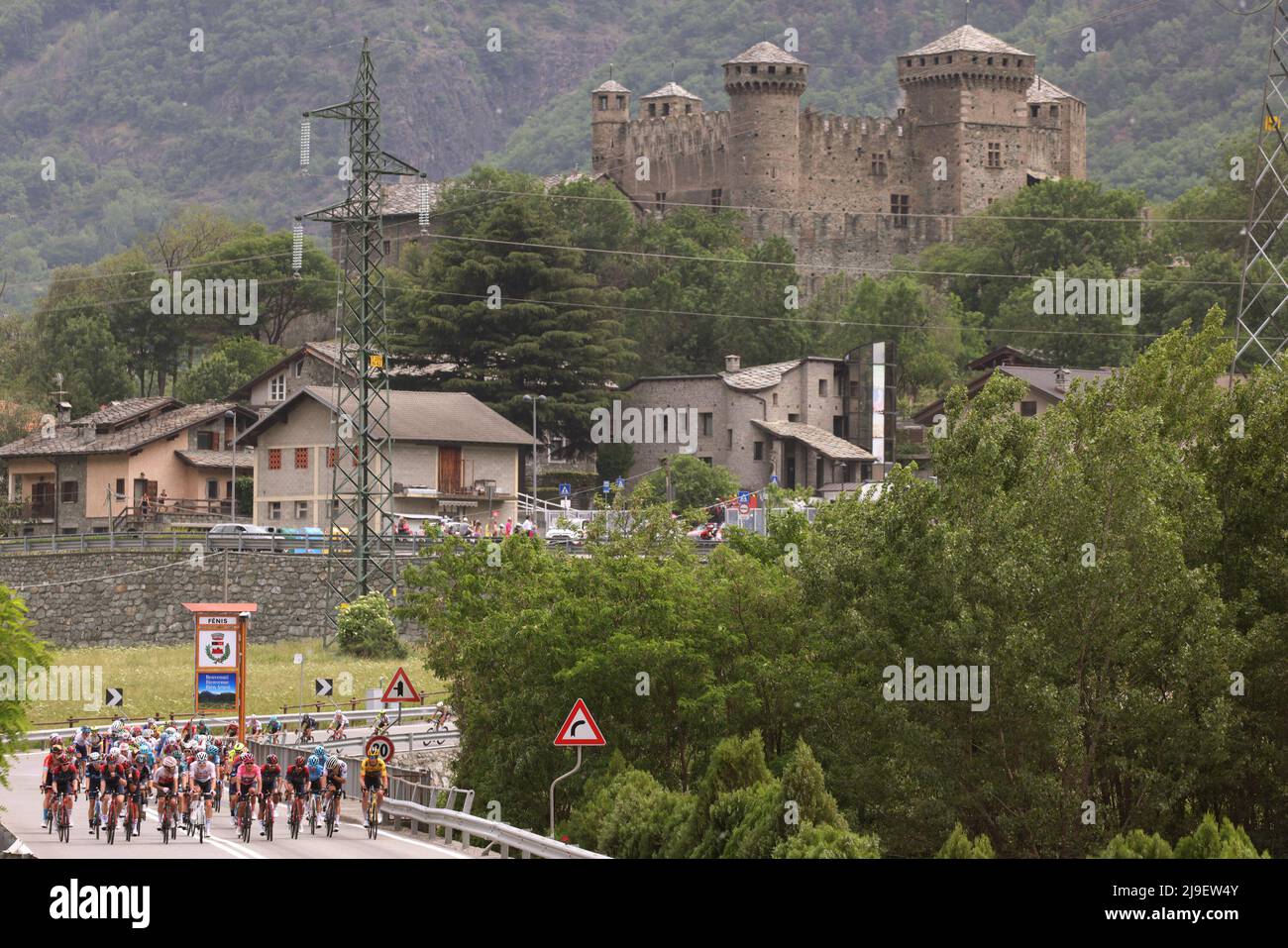 Cogne, Cogne, Italia, 22 maggio 2022, Il gruppo al passaggio vicino al Castello di Fenis durante la fase 15 - Rivarolo Canavese - Cogne - giro d'Italia Foto Stock