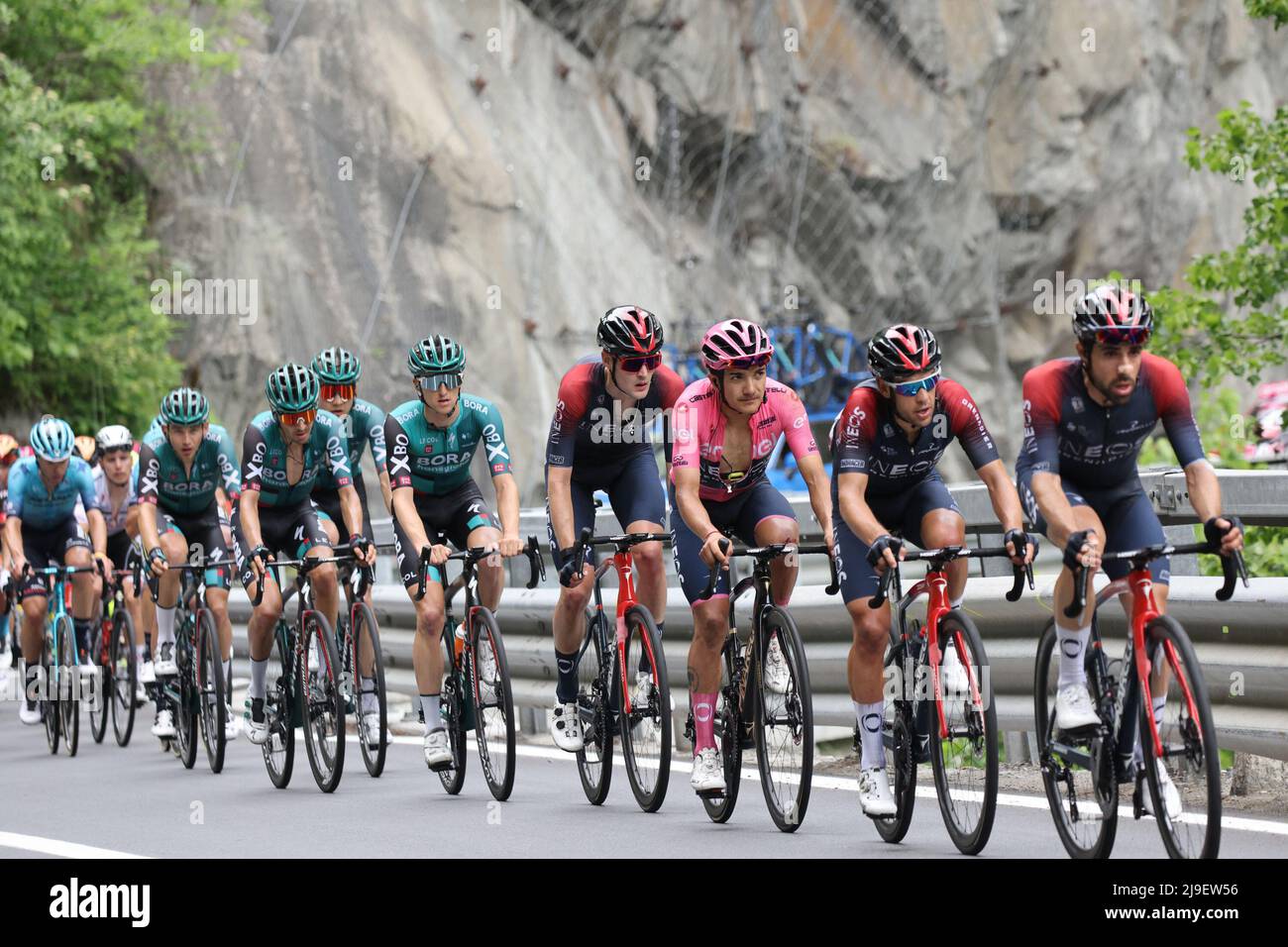 Cogne, Cogne, Italia, 22 maggio 2022, Richard Carapaz, giacca rosa, e il Team Ineos Grenadiers durante la fase 15 - Rivarolo Canavese - Cogne - giro d'Italia Foto Stock