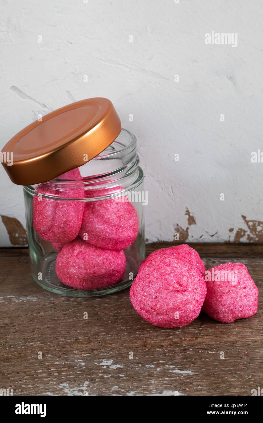 caramelle rosa su sfondo rustico Foto Stock
