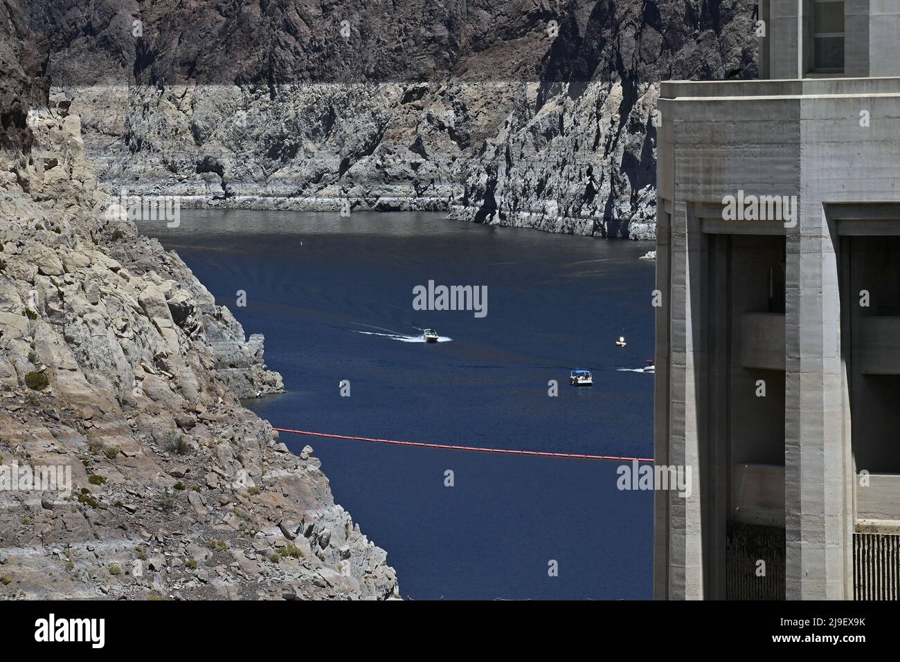 Las Vegas, Stati Uniti. 23rd maggio 2022. La roccia esposta è vista vicino ai tubi di aspirazione a Hoover Dam, dove i livelli dell'acqua sono diminuiti drammaticamente a Boulder City, Nevada la domenica 22 maggio 2022. Il lago Mead è sceso al di sotto dei 1.050 metri, un livello di pietra miliare in quanto l'approvvigionamento idrico della valle di Las Vegas diminuisce durante una siccità di 22 anni. Foto di Jim Ruymen/UPI Credit: UPI/Alamy Live News Foto Stock