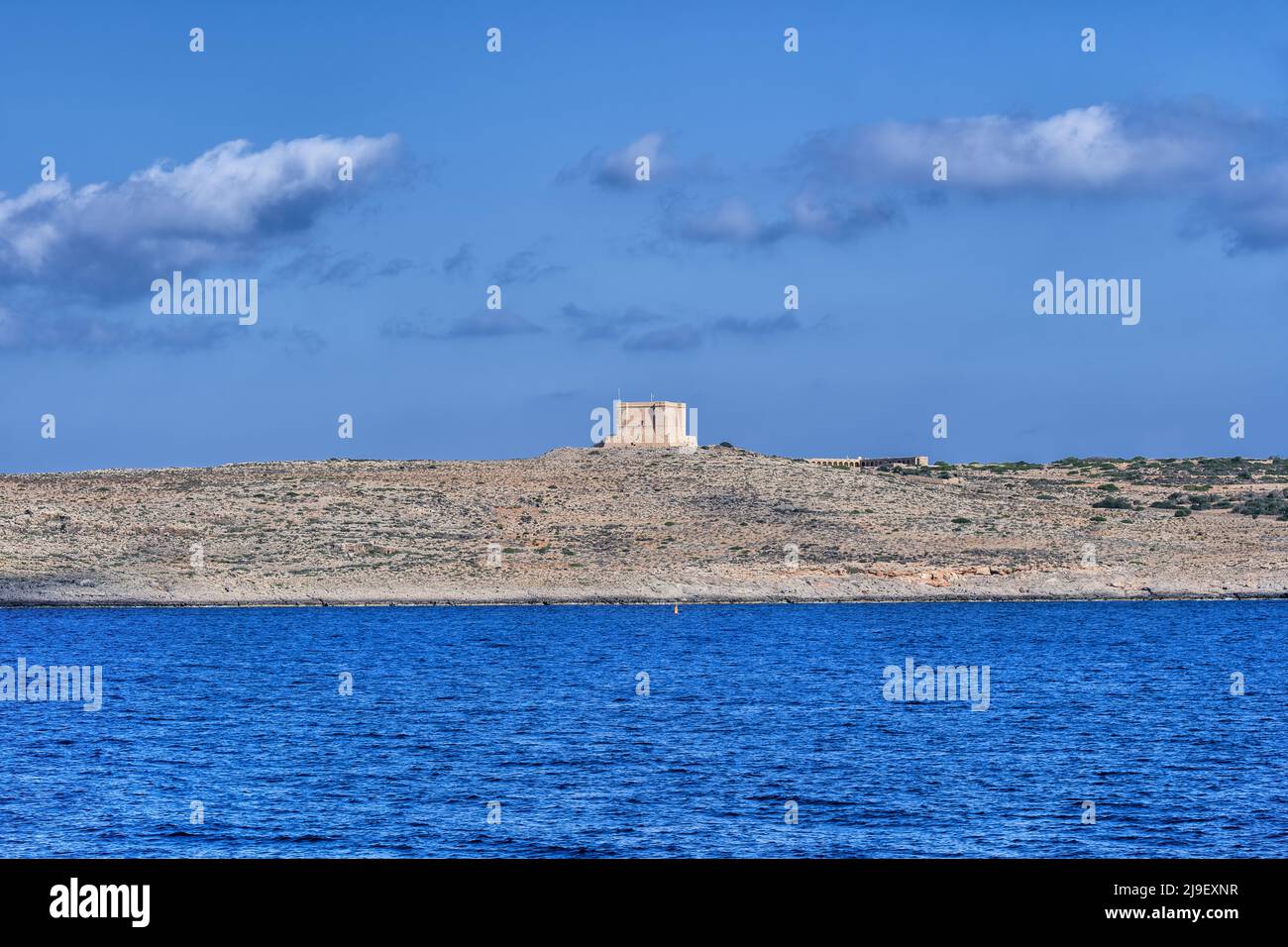 Isola Comino dell'arcipelago maltese tra le isole di Malta e Gozo nel Mediterraneo, Torre Santa Maria in lontananza. Foto Stock