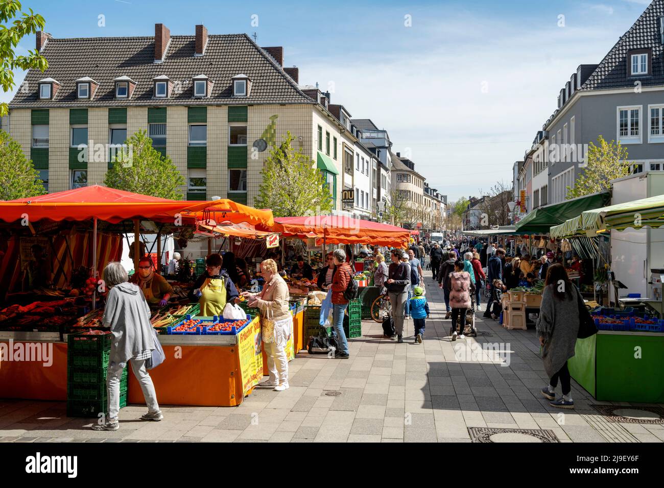 Deutschland, NRW, Düren, Wochenmarkt auf dem Markt, Blick zur Kölnstrasse Foto Stock