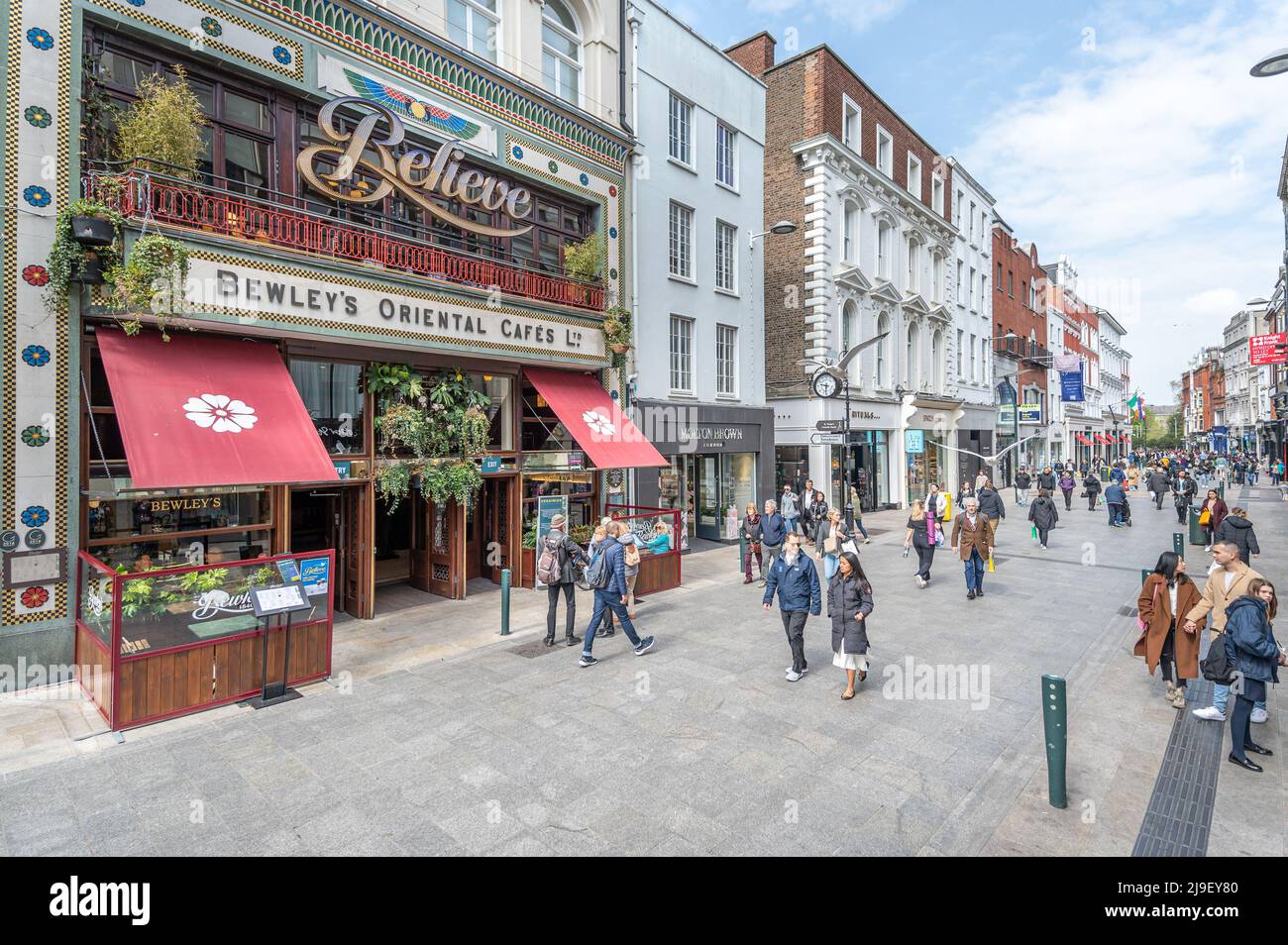 Persone che camminano su una trafficata Grafton Street, una popolare zona commerciale di lusso a Dublino Foto Stock