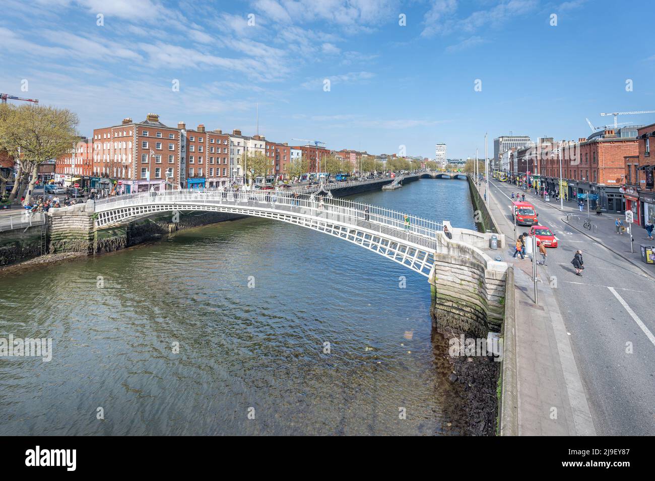 Ha'penny Bridge crossing Dublino Fiume Liffey. Foto Stock