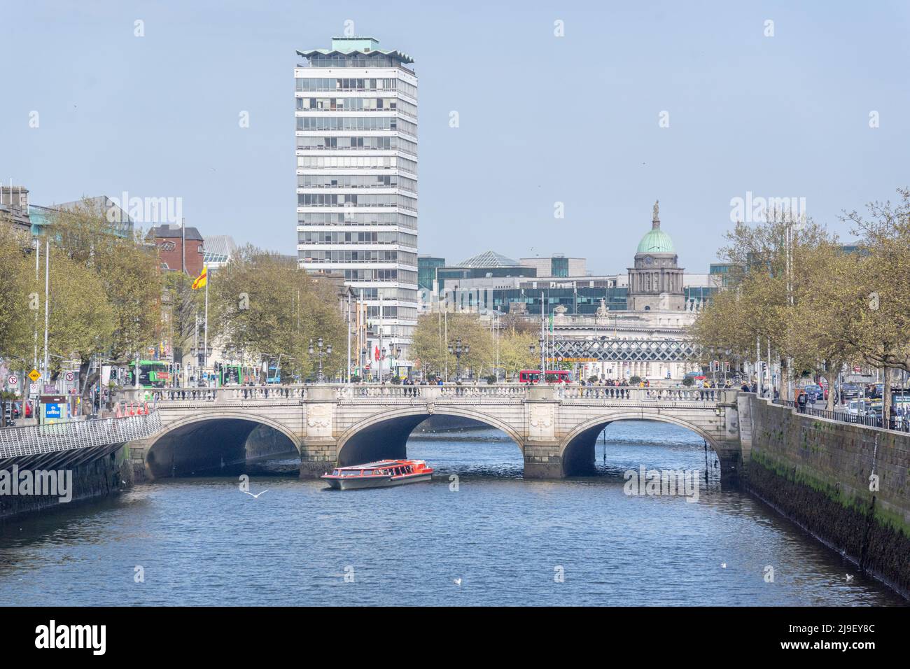 Ponte o'Connell che attraversa il fiume Liffey di Dublino. Foto Stock