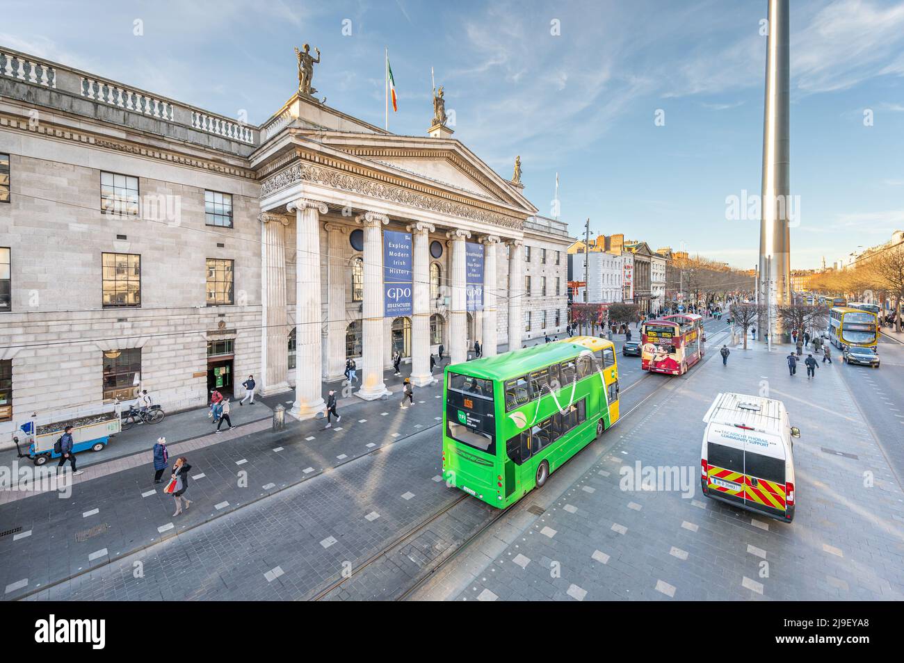 Il GPO di Dublino e la guglia di Dublino su una trafficata o'Connell Street, Dublino, Irlanda Foto Stock