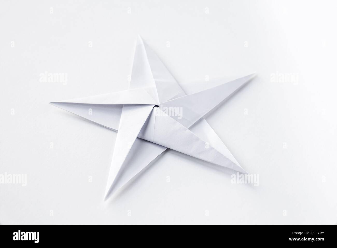 Carta stella origami isolato su uno sfondo bianco vuoto. Foto Stock