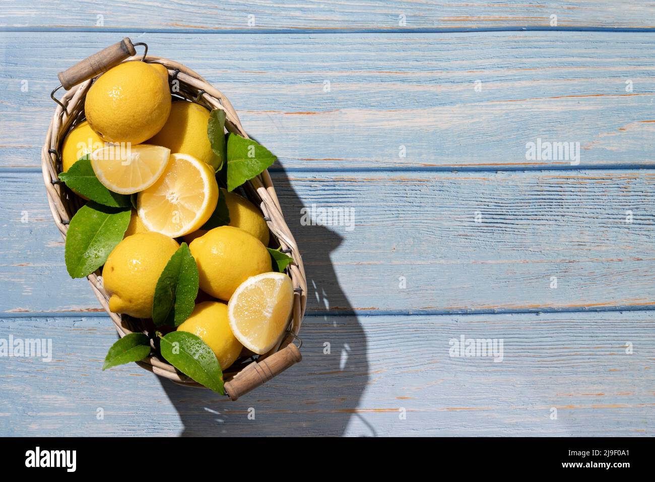 Limoni freschi crudi su sfondo di legno chiaro. Raccolto, concetto agricolo, ingredienti biologici sani Foto Stock