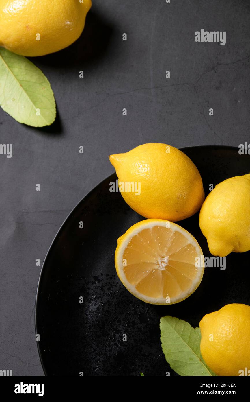 Limoni freschi crudi. Raccolto, concetto agricolo, ingredienti biologici sani Foto Stock