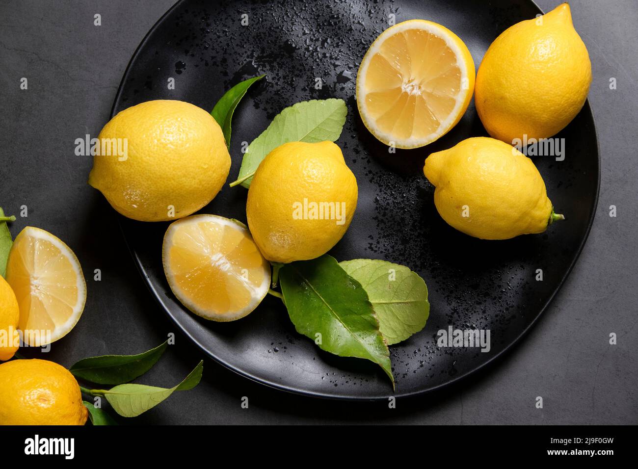 Limoni freschi crudi. Raccolto, concetto agricolo, ingredienti biologici sani Foto Stock