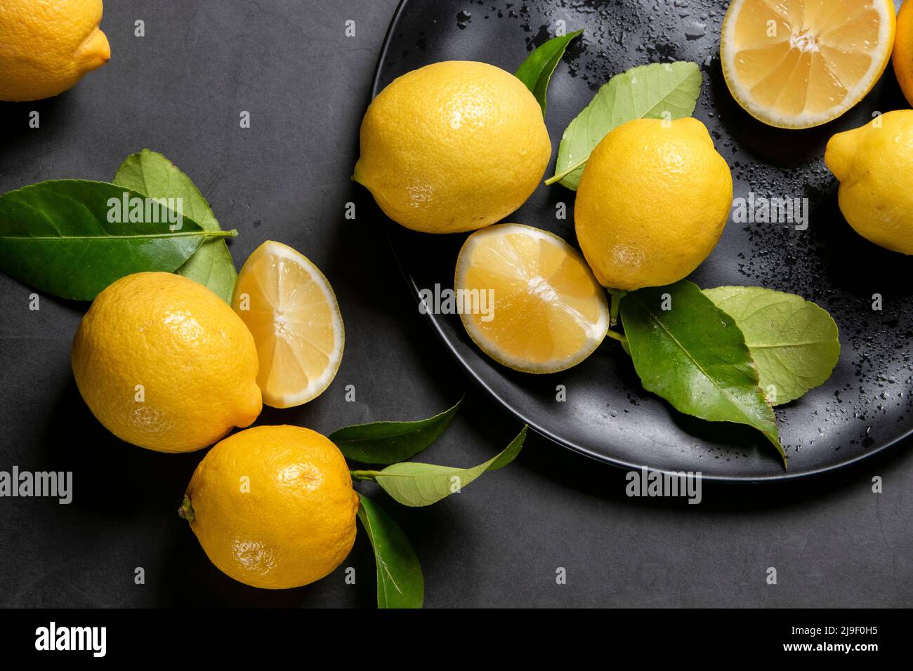 Limoni freschi crudi. Raccolto, concetto agricolo, ingredienti biologici sani Foto Stock