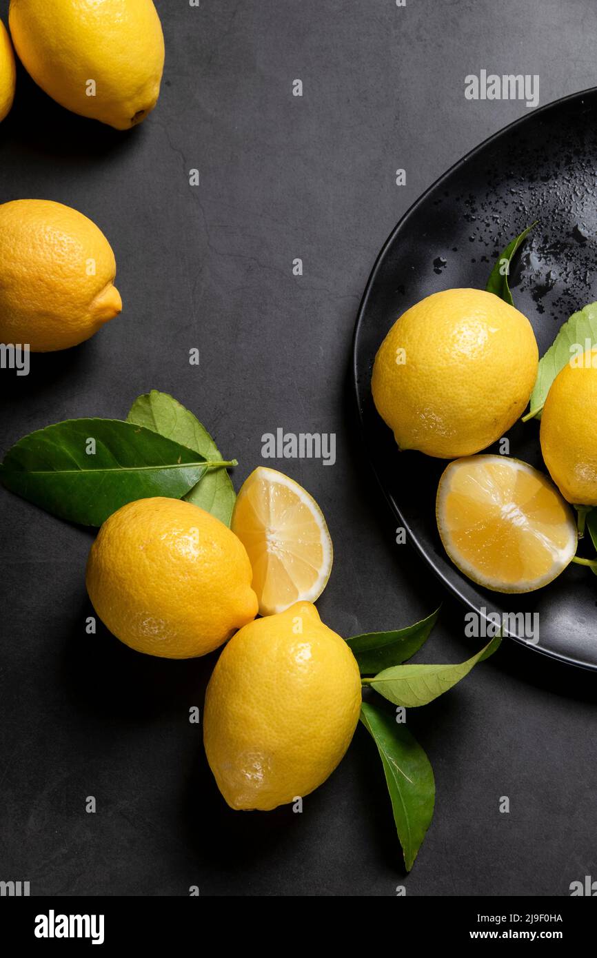 Limoni freschi crudi. Raccolto, concetto agricolo, ingredienti biologici sani Foto Stock