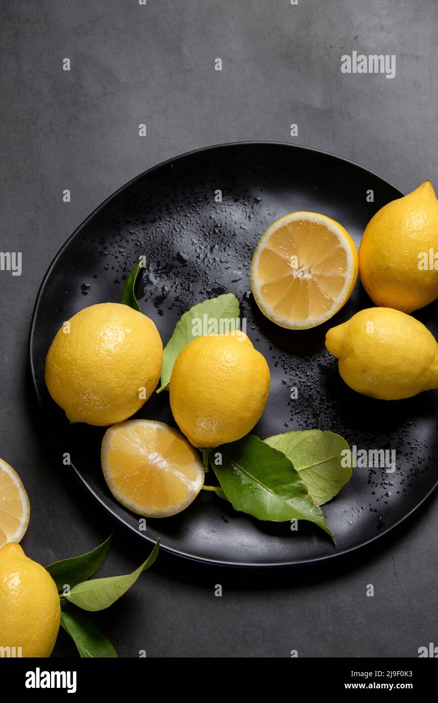 Limoni freschi crudi. Raccolto, concetto agricolo, ingredienti biologici sani Foto Stock