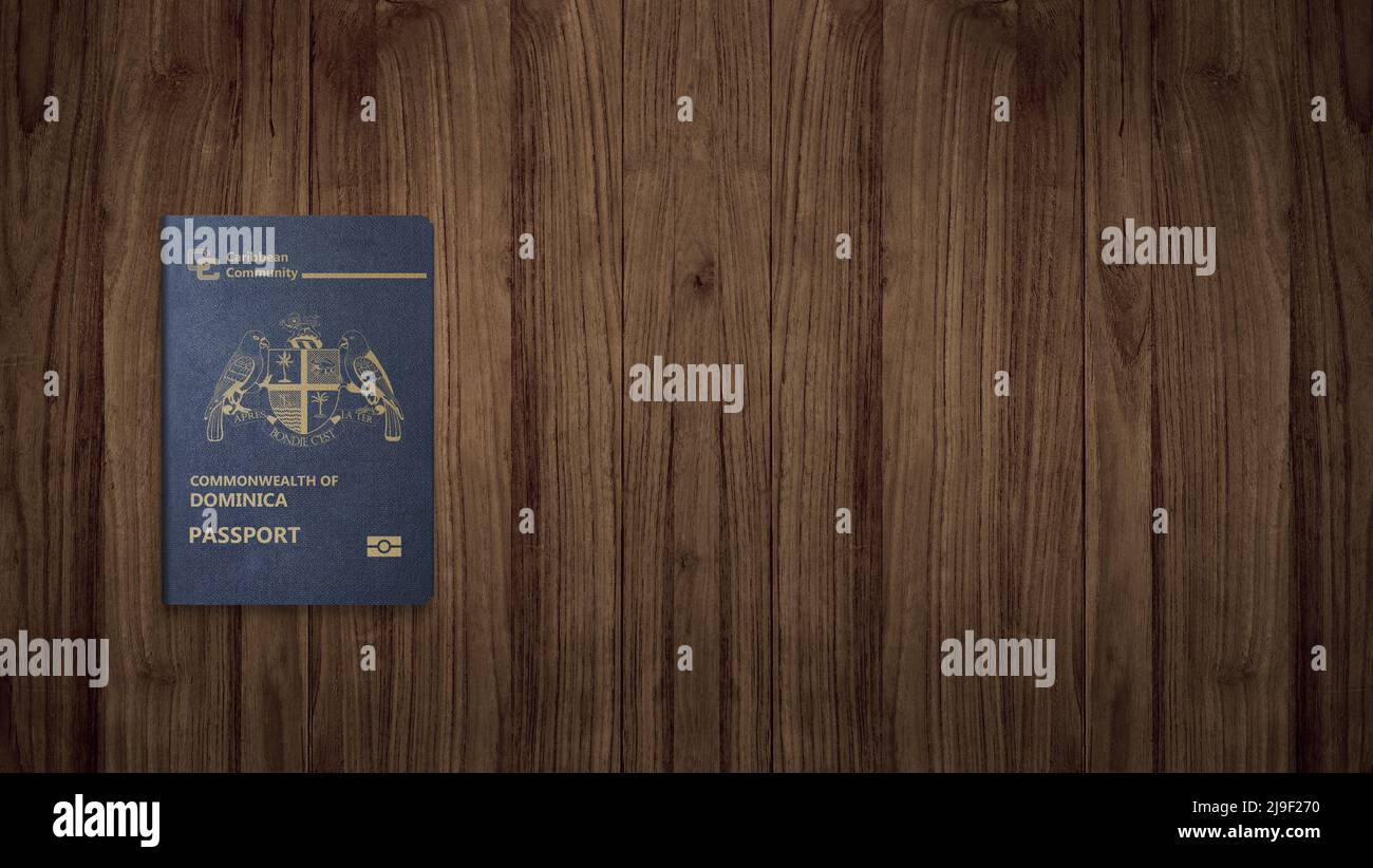 Nuovo passaporto Dominica su un asse di legno Foto Stock