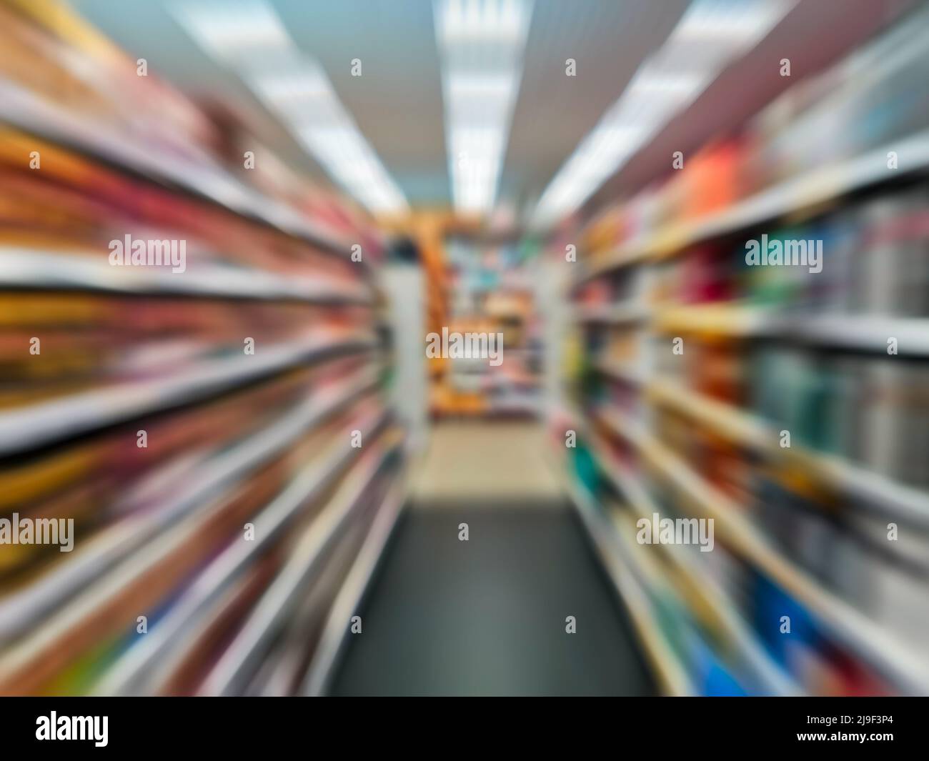 Motion zoom in effetto passerella di un negozio di alimentari interno sfondo. Concetto di vendita al supermercato. Foto Stock