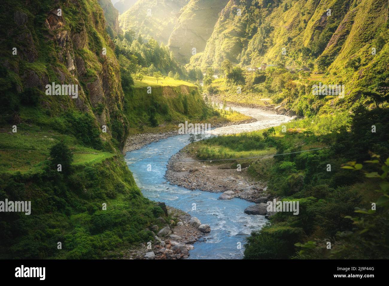 Paesaggio colorato con alte montagne Himalayane e fiume Foto Stock