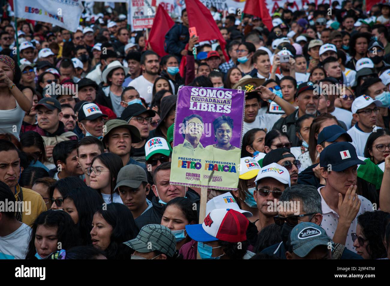 Un banner che recita "Siamo cittadini liberi” è visto durante il rally della campagna di chiusura del candidato presidenziale di sinistra per l'alleanza politica 'P Foto Stock