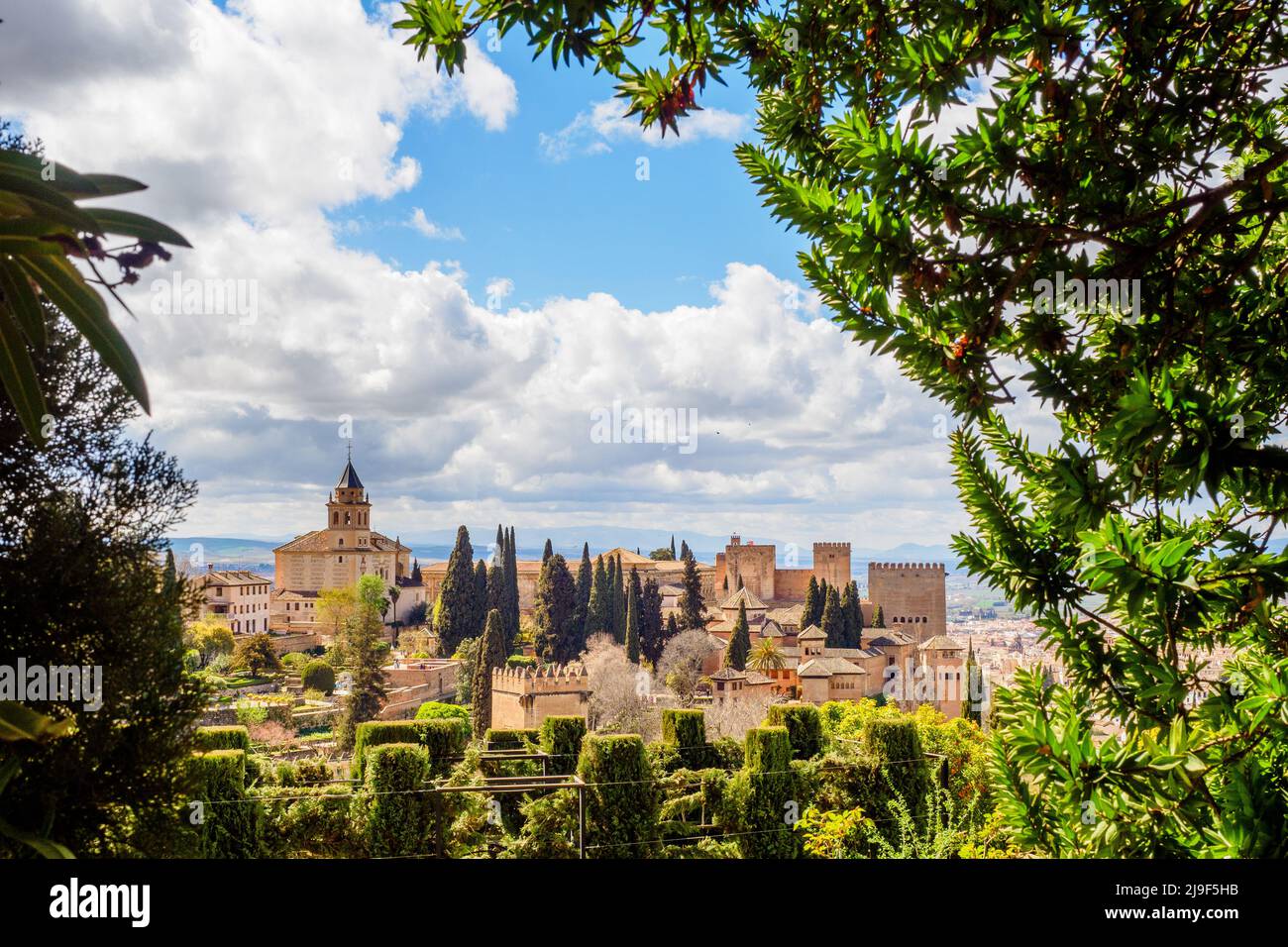 Vista sul complesso dell'Alhambra dai giardini del Generalife - Granada, Spagna Foto Stock