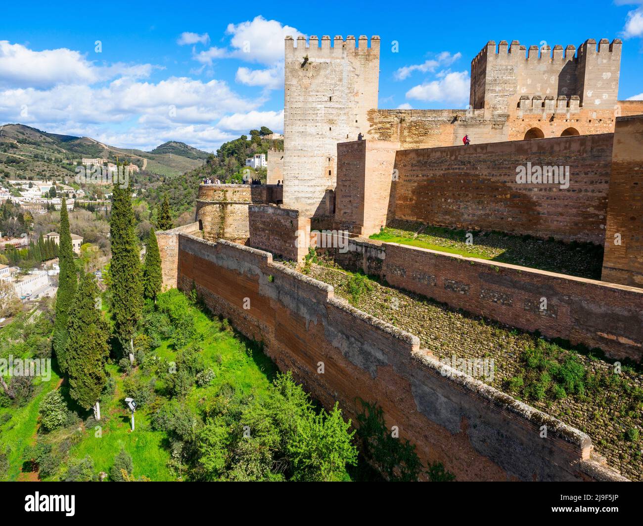 Vista delle mura e dei bastioni sul lato nord della fortezza dell'Alcazaba - complesso dell'Alhambra - Granada, Spagna Foto Stock