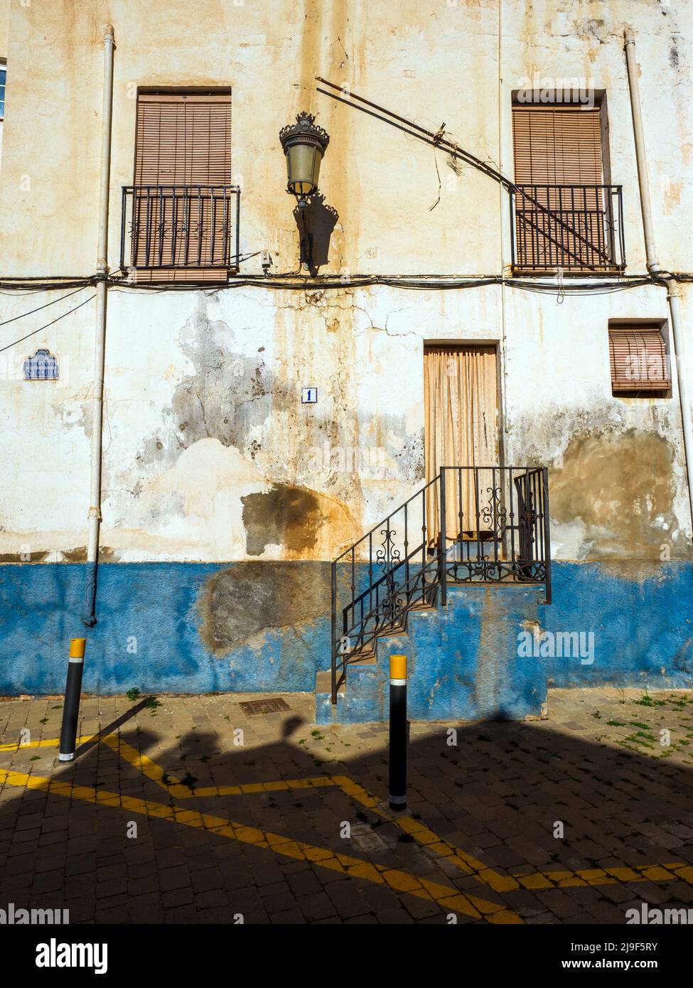 Edificio nella parte vecchia della città turistica di Almunecar in costa Tropical - Andalusia, Spagna Foto Stock