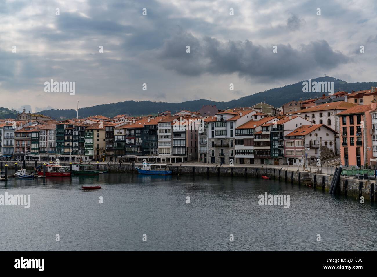 Lekeitio, Spagna - 4 maggio 2022: Vista del porto e villaggio di pescatori di Lekeitio sulla costa dei Paesi Baschi spagnoli Foto Stock
