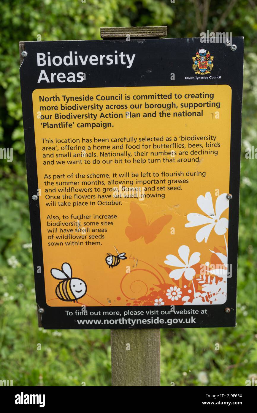 Cartello indicante un'area di biodiversità della campagna Plantlife alla periferia di un'area abitativa del Regno Unito. Longbenton, North Tyneside, Regno Unito. Foto Stock