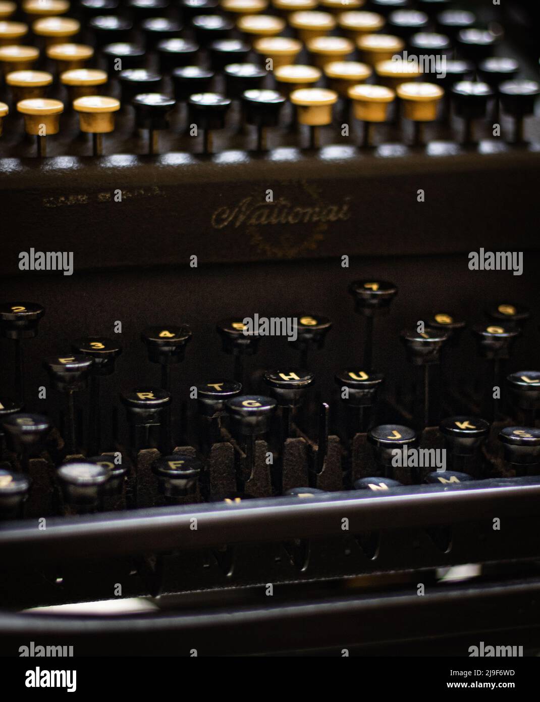 Un vecchio dispositivo utilizzato in una banca nel 1900s. È un dispositivo molto buono e ben utilizzato, ma ora è fuori uso ed è esposto in un museo. Foto Stock