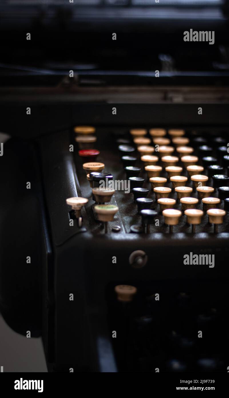 una vecchia macchina da scrivere e dispositivo bancario in un museo Foto Stock