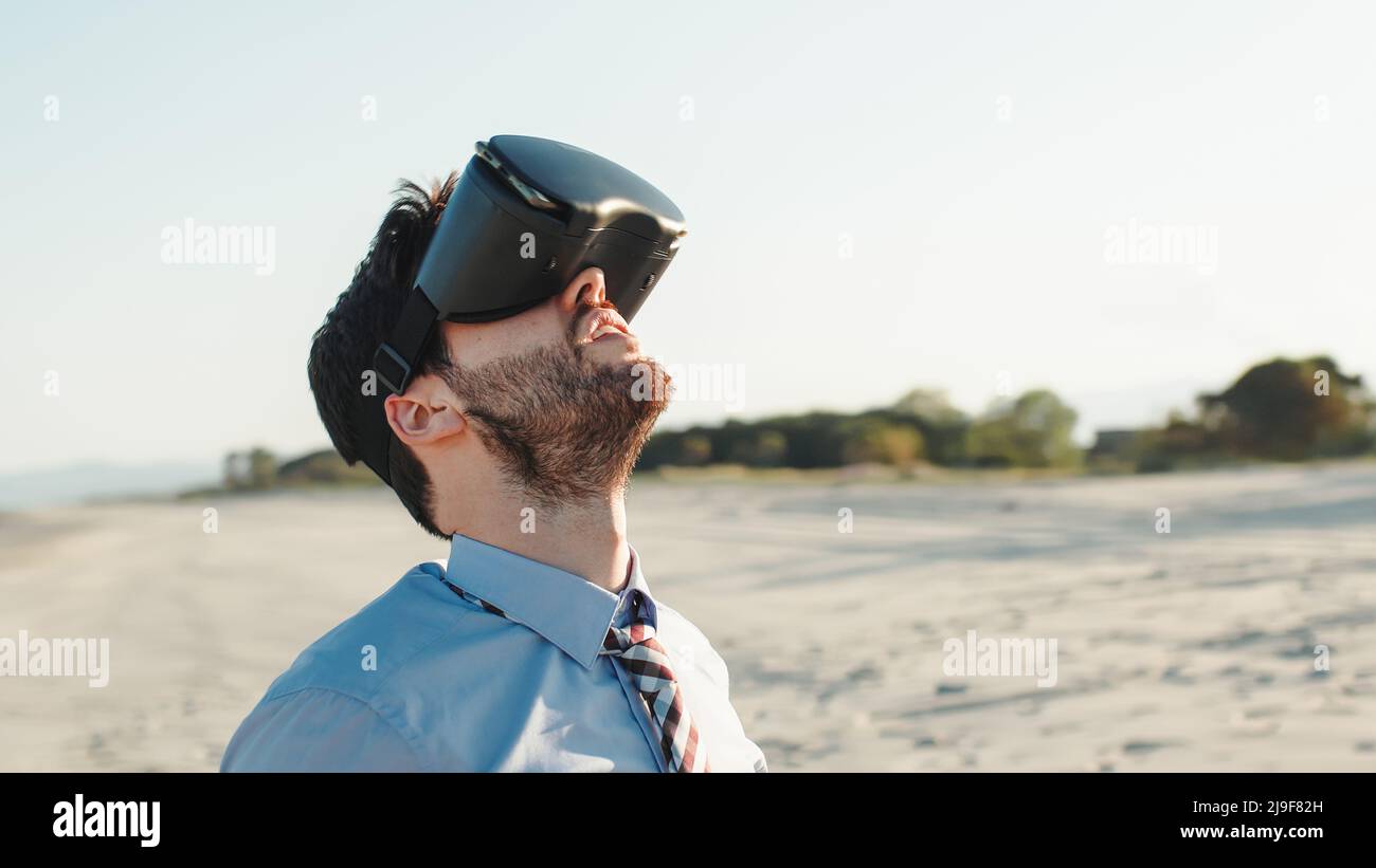 visore di realtà aumentata sulla spiaggia Foto Stock